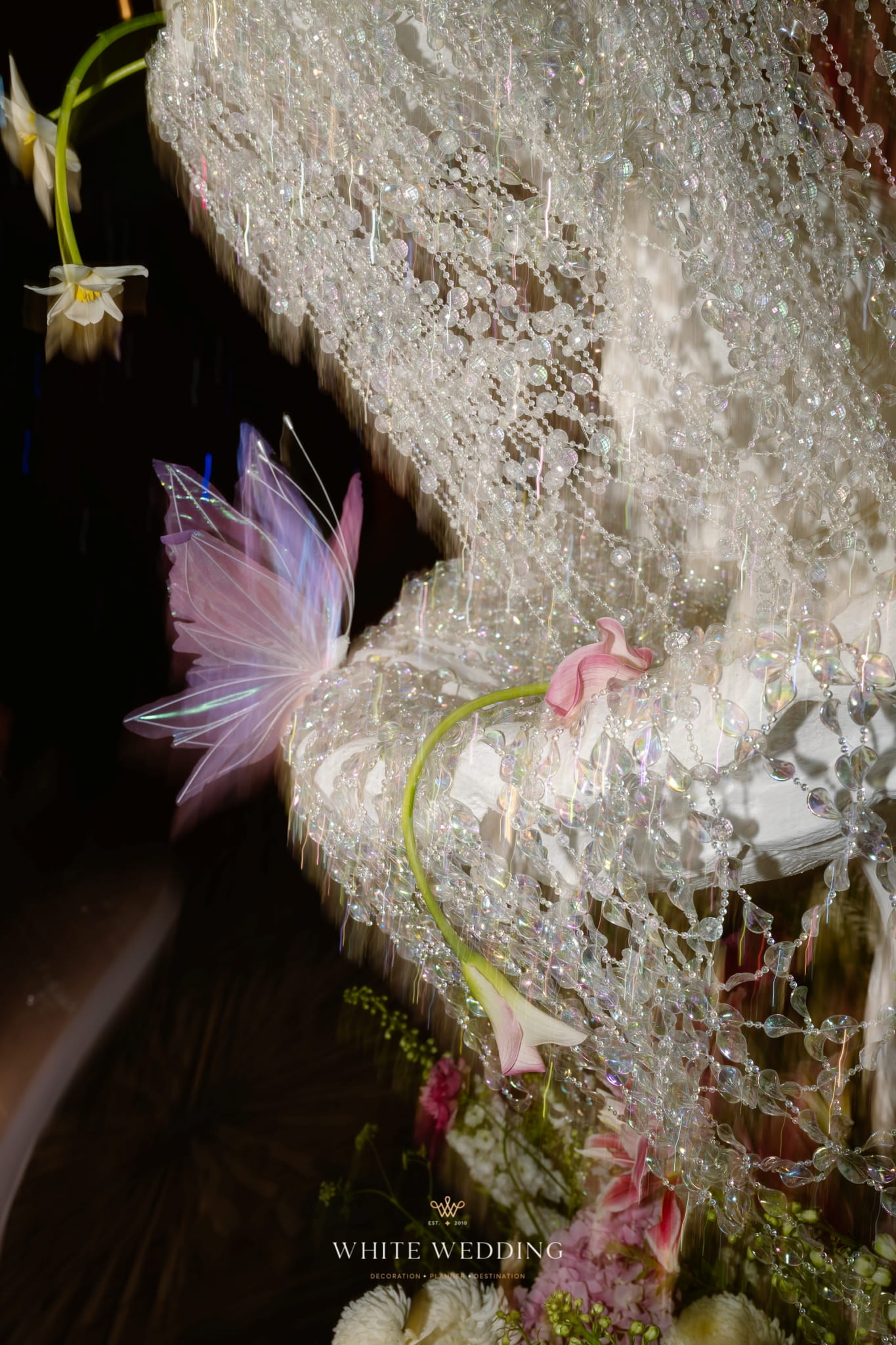 trang tri tiec cuoi floating to the heaven white wedding 9