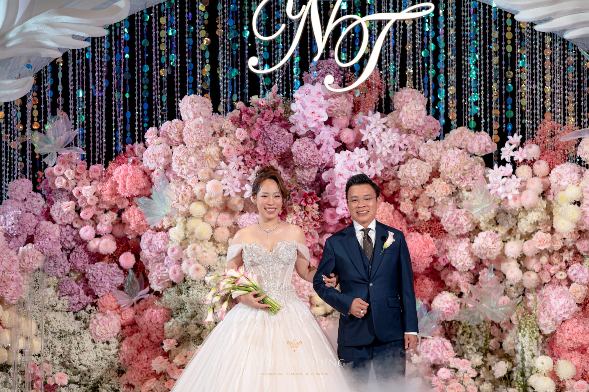 trang tri tiec cuoi floating to the heaven white wedding 95