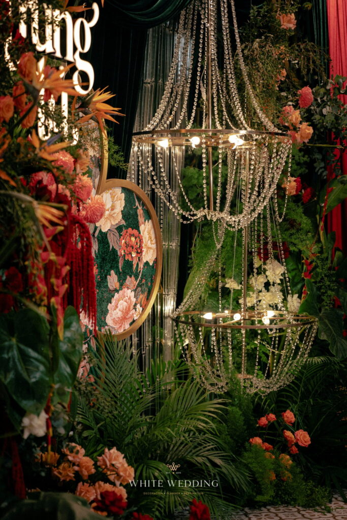 Trang trí lễ gia tiên Indochine: Hoa, vải lụa, đồng hồ cổ 2 trang tri tiec cuoi indochine crystal white wedding 5