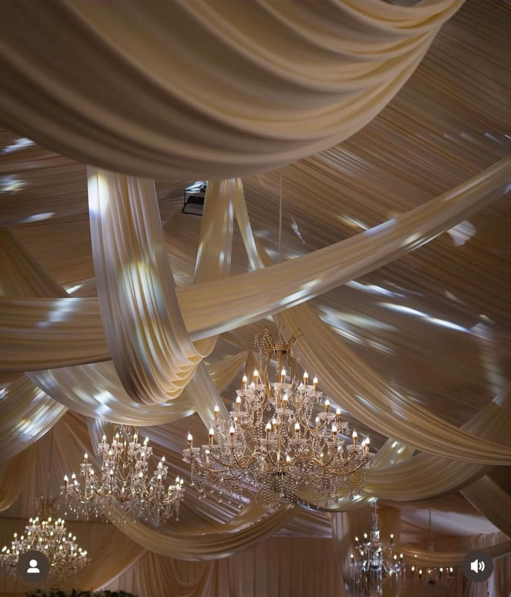 trang tri tiec cuoi less but lasting white wedding 13 1