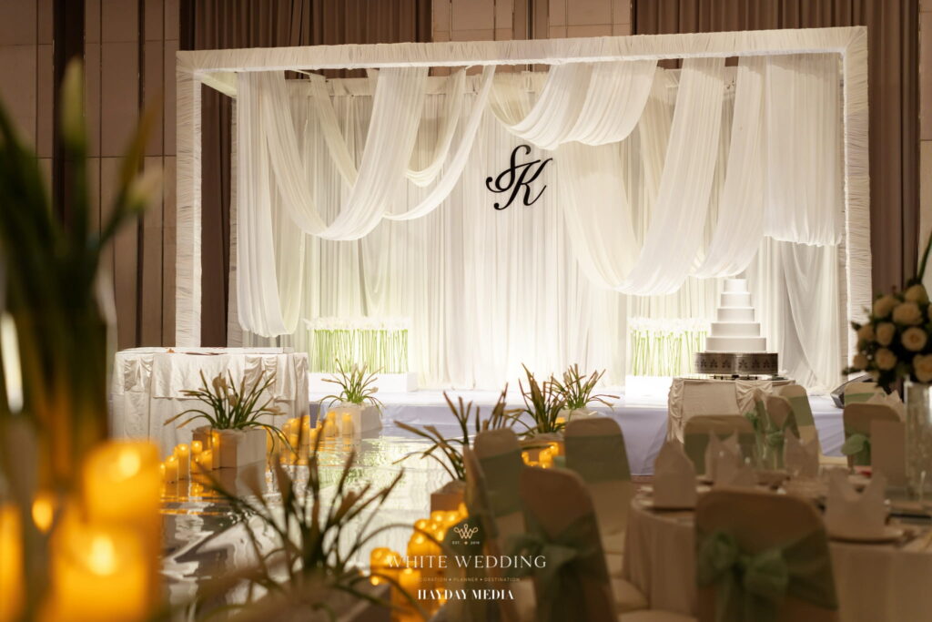 trang tri tiec cuoi less but lasting white wedding 15