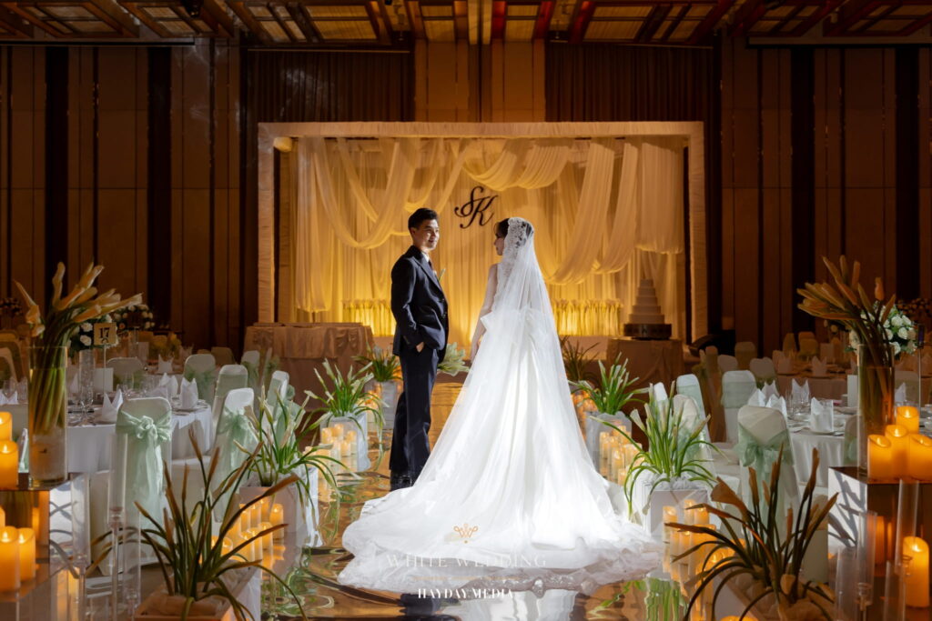 trang tri tiec cuoi less but lasting white wedding 17