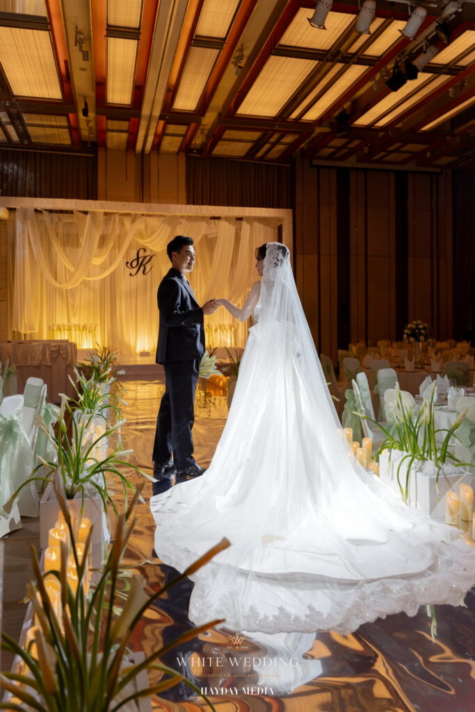 trang tri tiec cuoi less but lasting white wedding 18