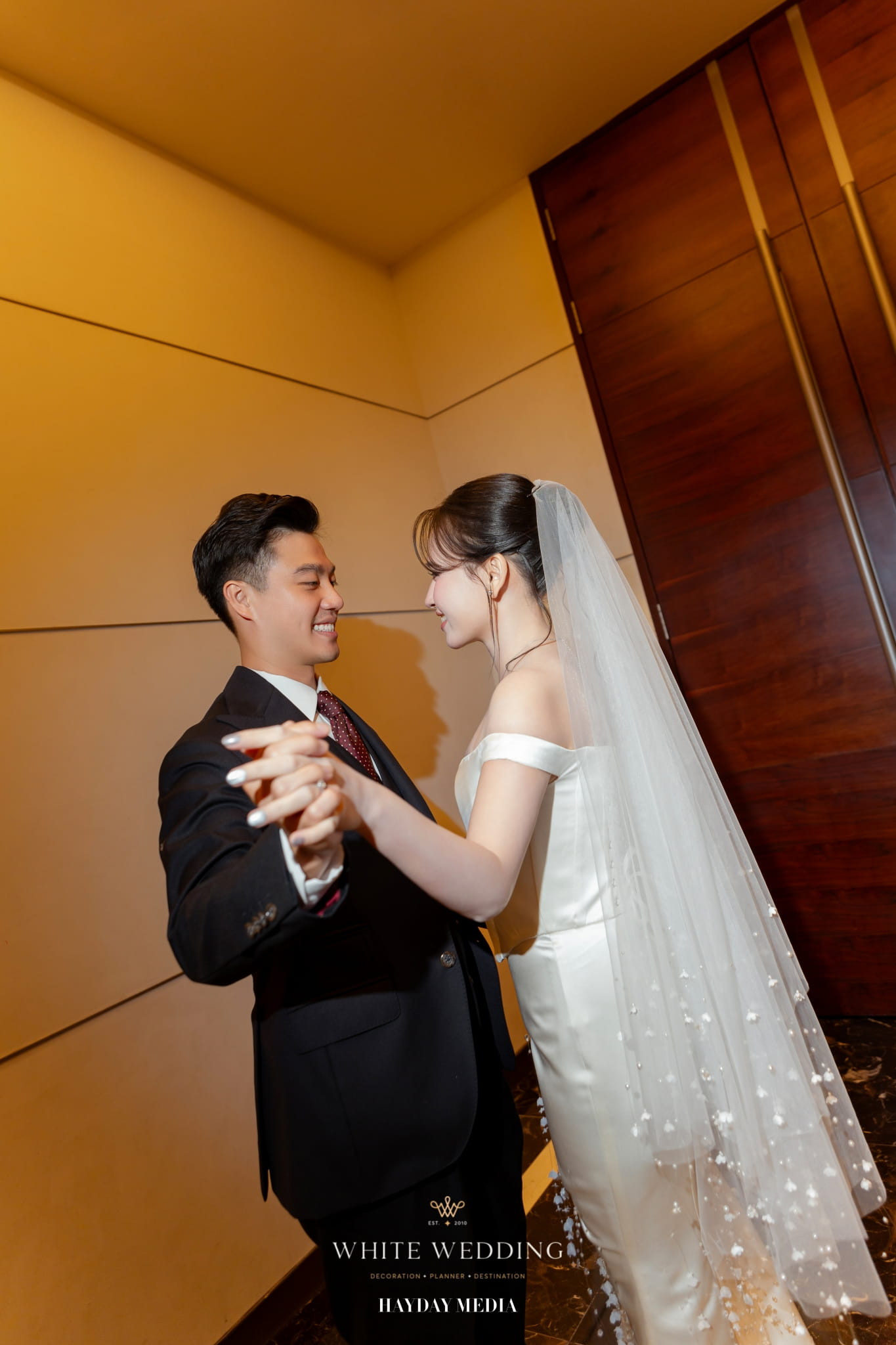 trang tri tiec cuoi less but lasting white wedding 2