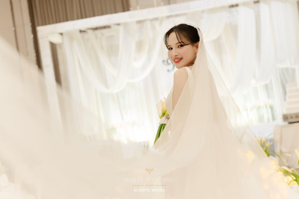 trang tri tiec cuoi less but lasting white wedding 20
