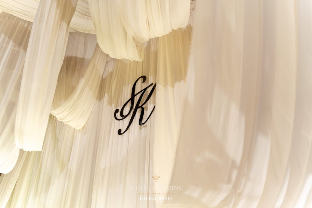 trang tri tiec cuoi less but lasting white wedding 21