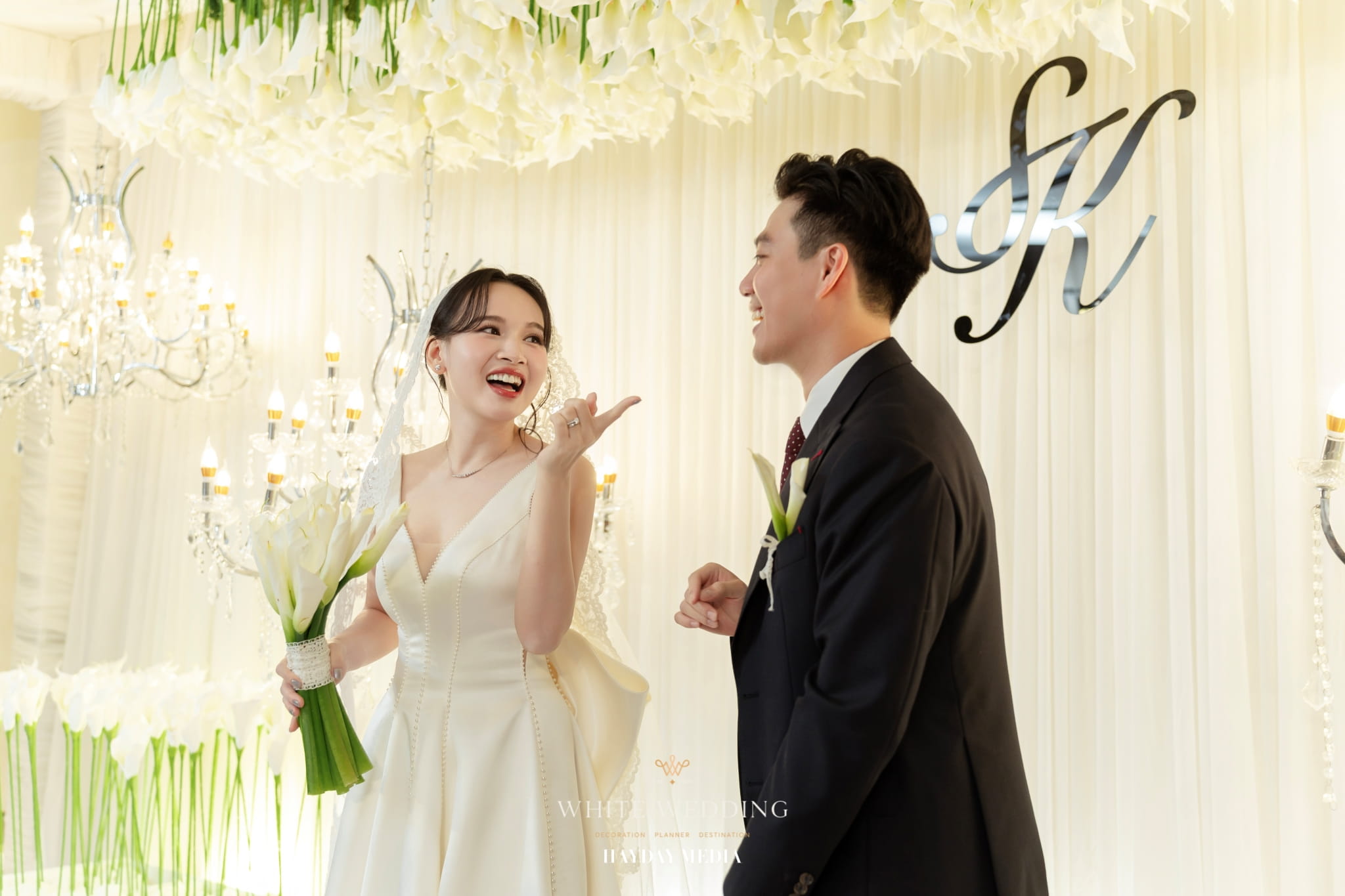 trang tri tiec cuoi less but lasting white wedding 22