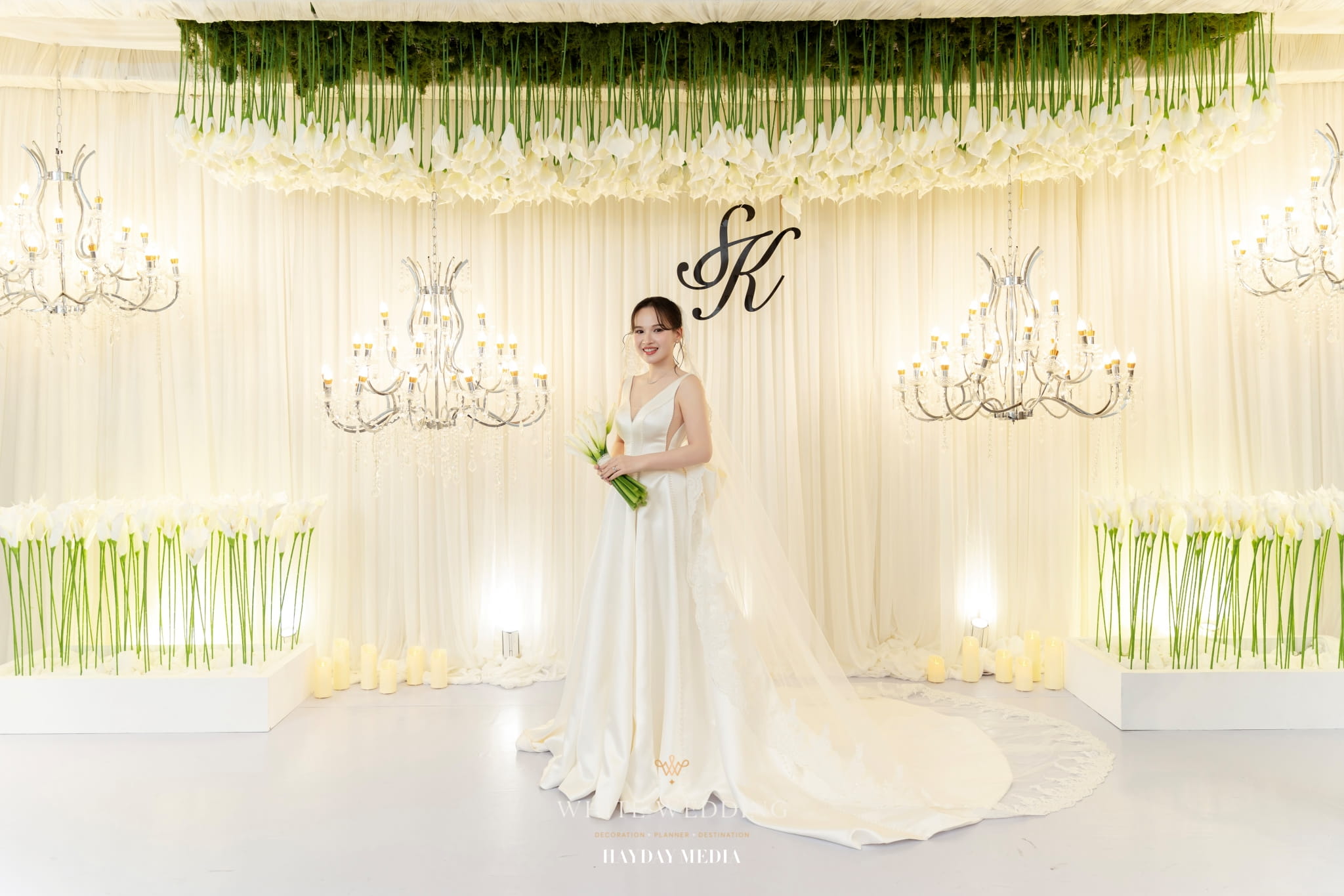 trang tri tiec cuoi less but lasting white wedding 23