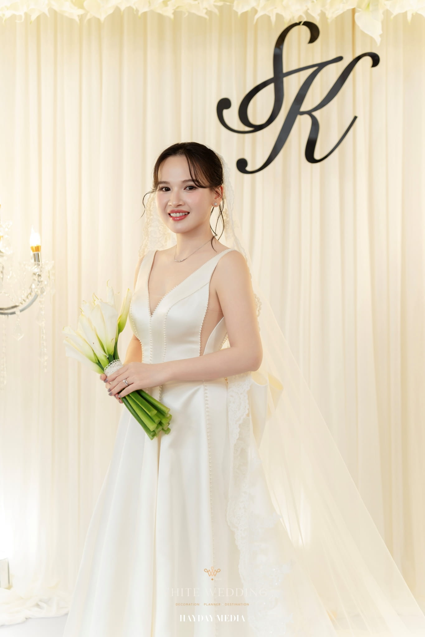 trang tri tiec cuoi less but lasting white wedding 24