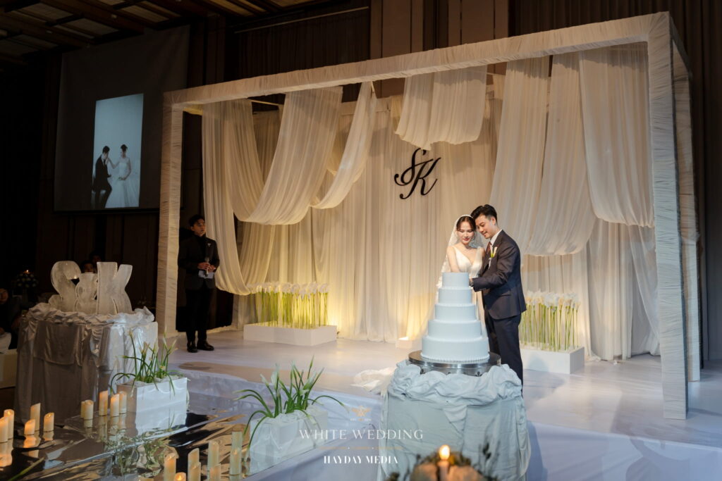 trang tri tiec cuoi less but lasting white wedding 25