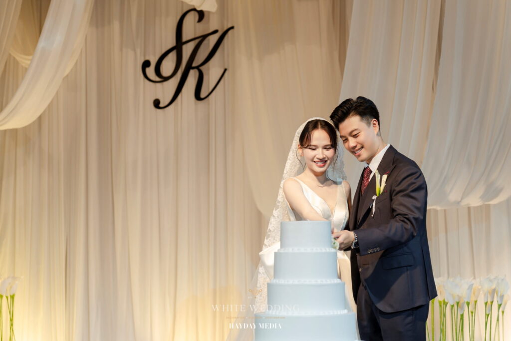 trang tri tiec cuoi less but lasting white wedding 26