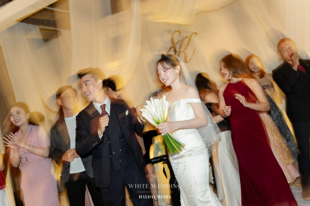 trang tri tiec cuoi less but lasting white wedding 28