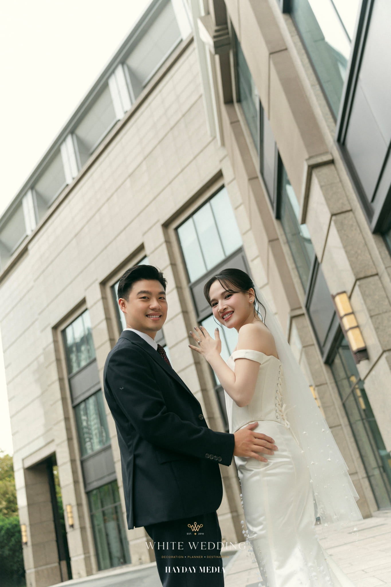 trang tri tiec cuoi less but lasting white wedding 3