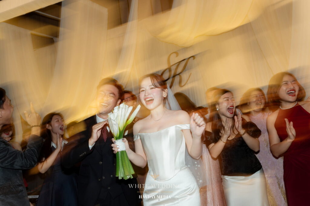 trang tri tiec cuoi less but lasting white wedding 30