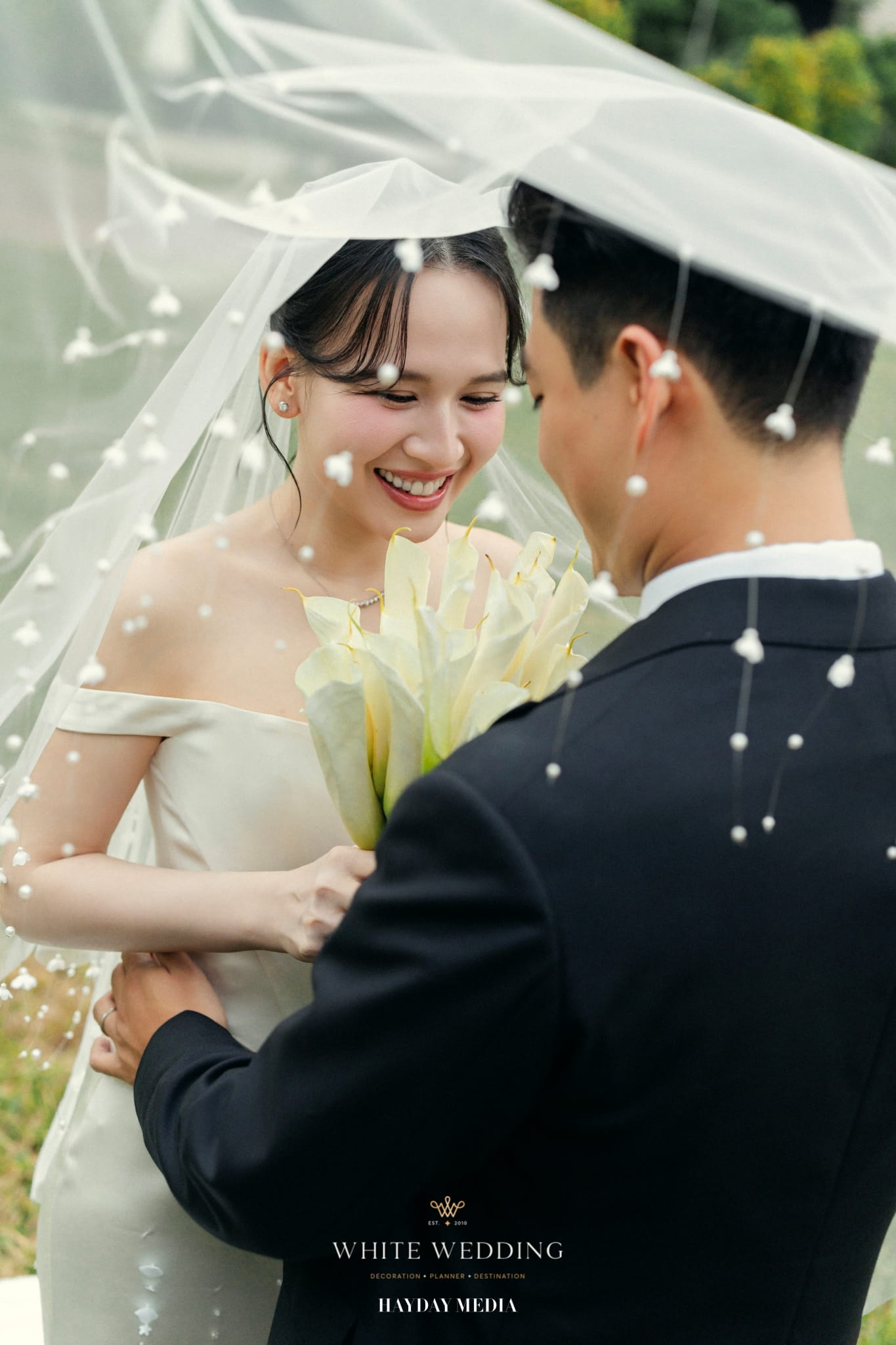 trang tri tiec cuoi less but lasting white wedding 4