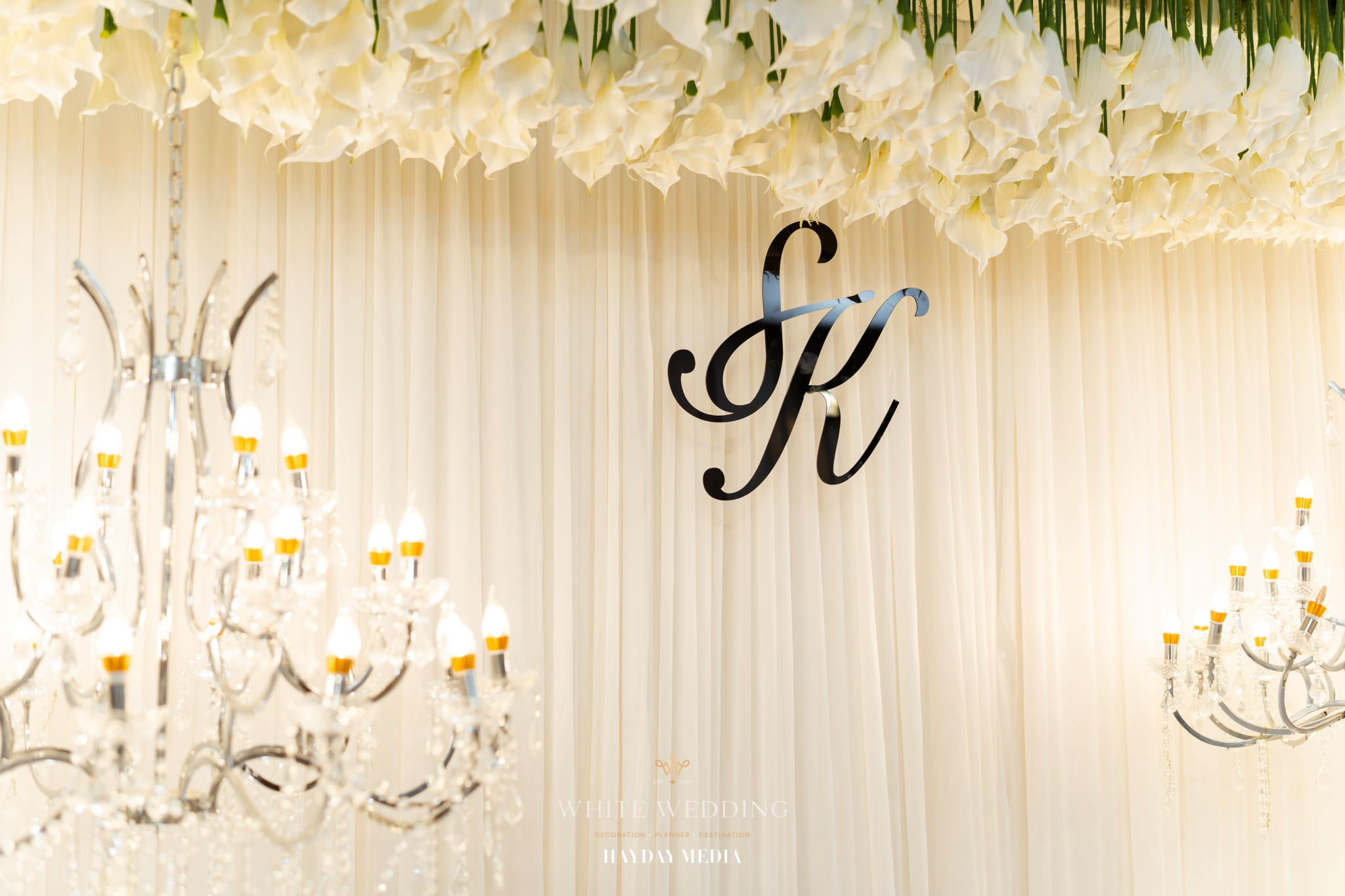 trang tri tiec cuoi less but lasting white wedding 5