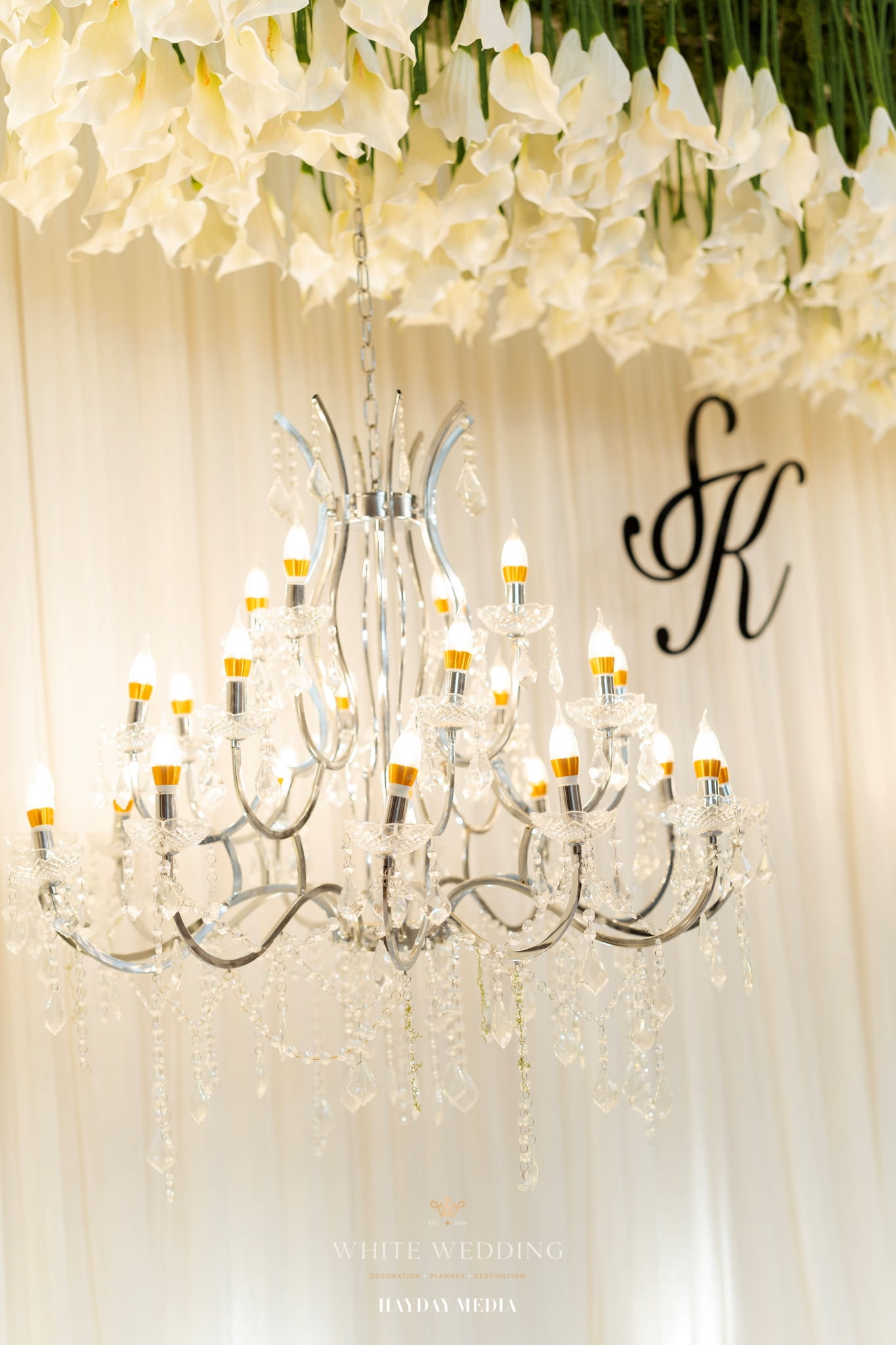 trang tri tiec cuoi less but lasting white wedding 6