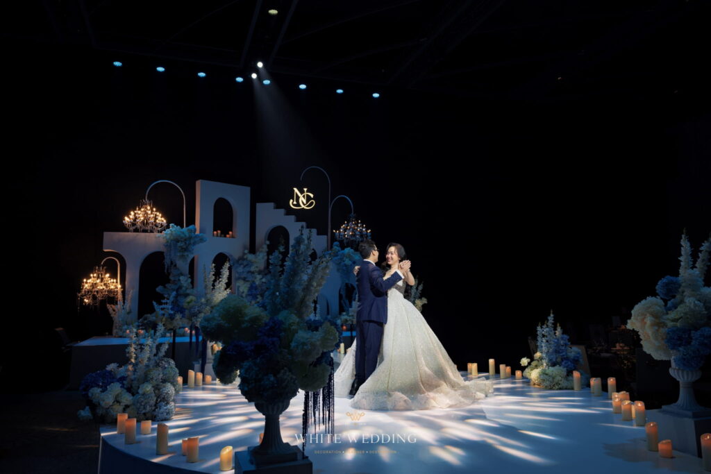 trang tri tiec cuoi love you at santorini white wedding 11 1