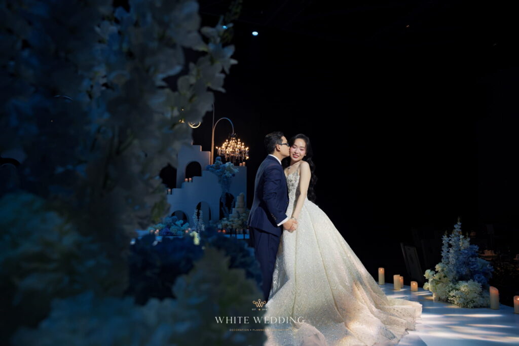 trang tri tiec cuoi love you at santorini white wedding 12 1
