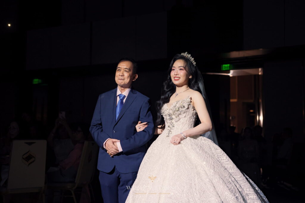 trang tri tiec cuoi love you at santorini white wedding 18