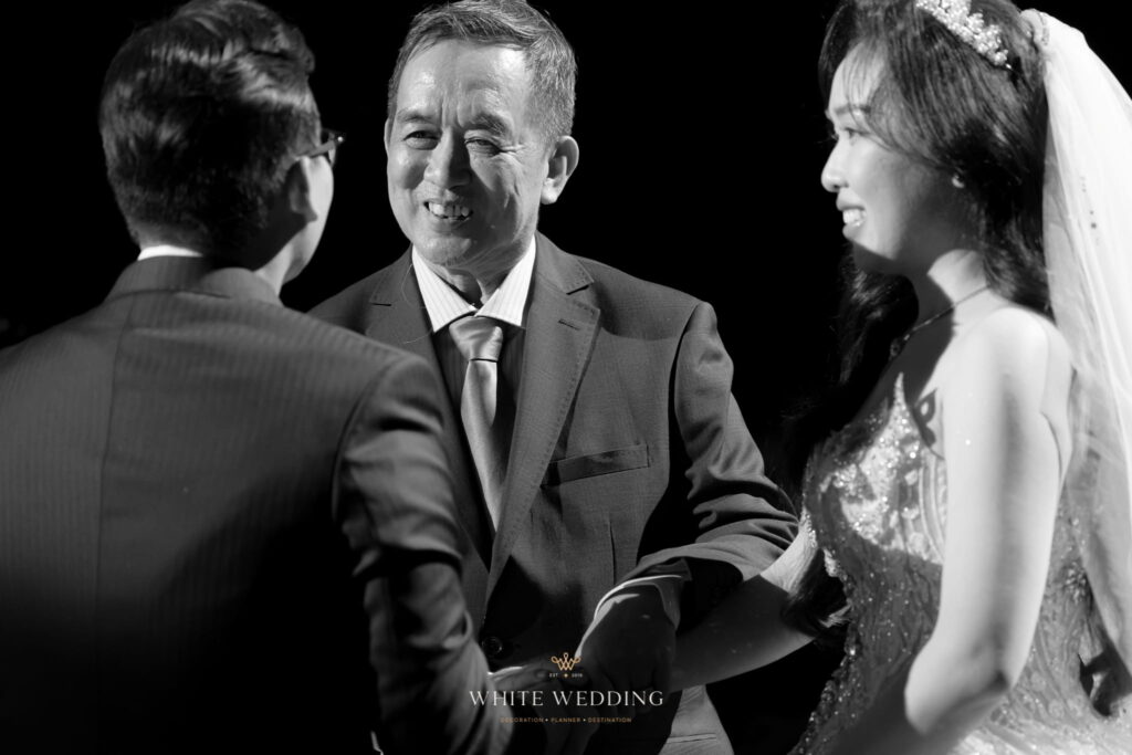 trang tri tiec cuoi love you at santorini white wedding 19