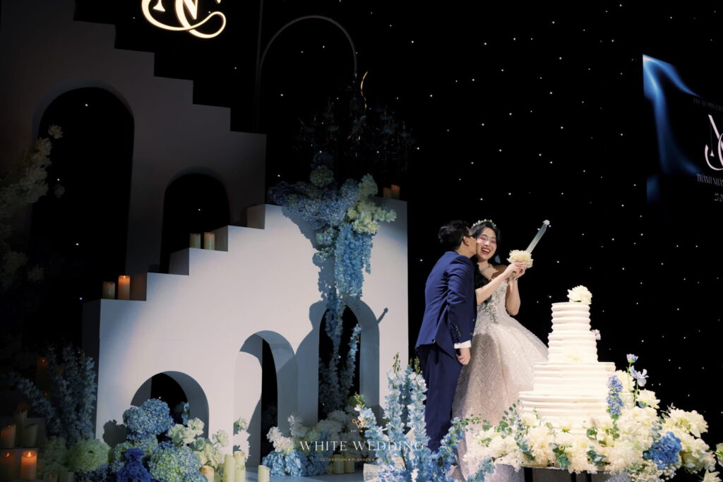 trang tri tiec cuoi love you at santorini white wedding 24