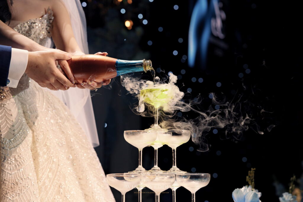 trang tri tiec cuoi love you at santorini white wedding 25