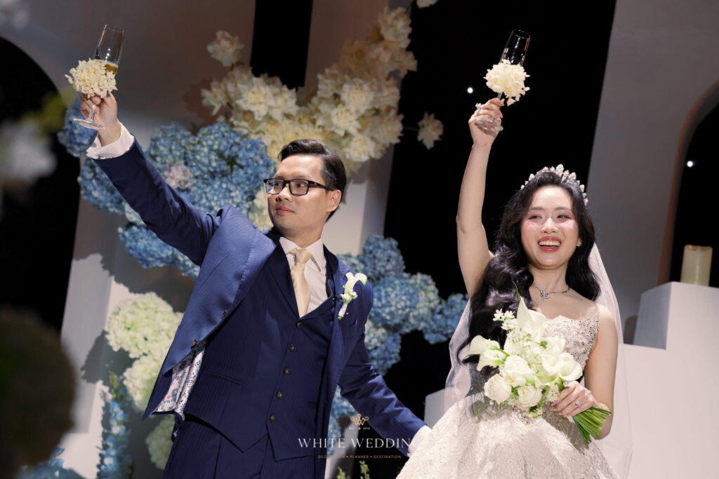 trang tri tiec cuoi love you at santorini white wedding 26