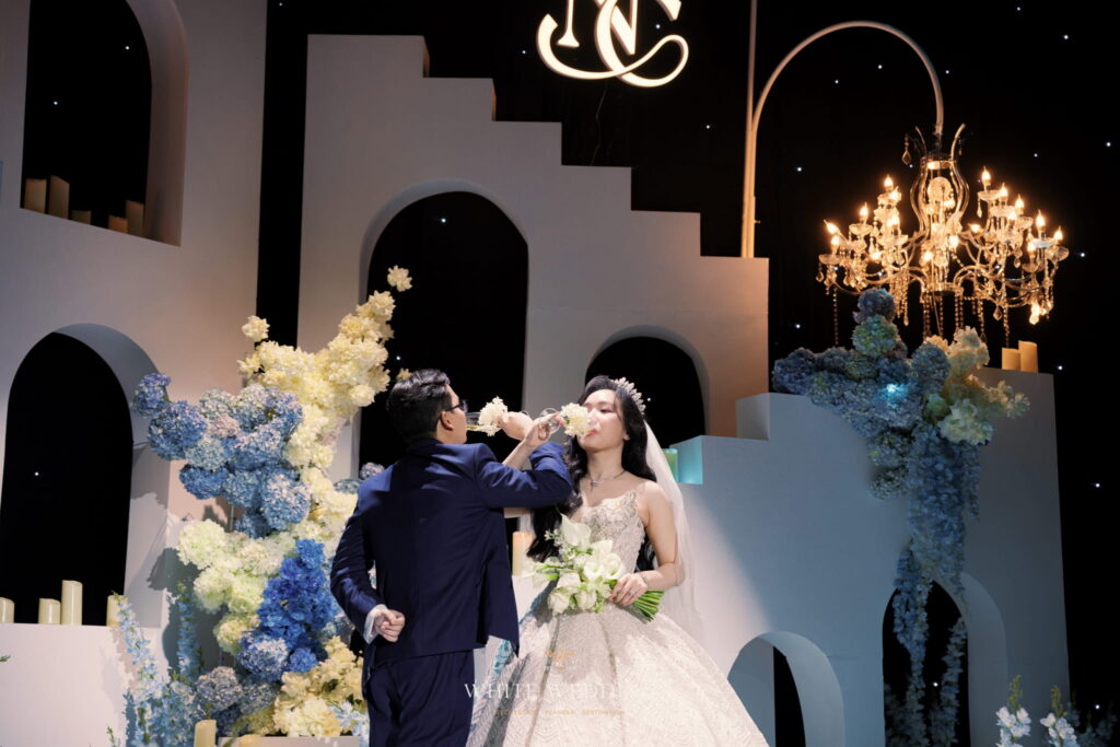 trang tri tiec cuoi love you at santorini white wedding 27