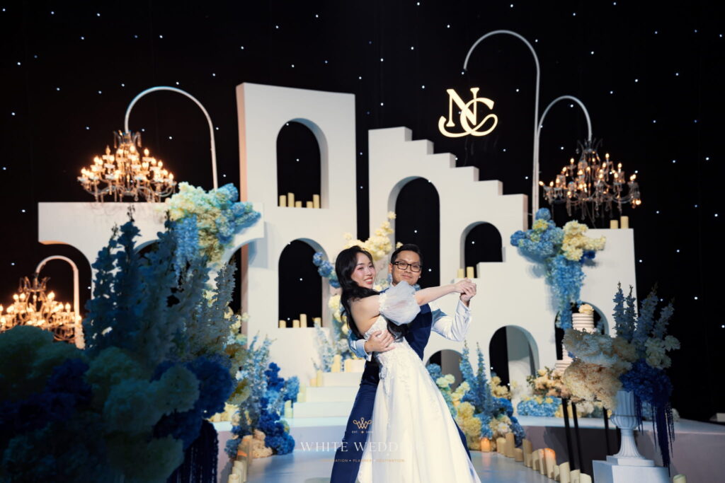 trang tri tiec cuoi love you at santorini white wedding 31