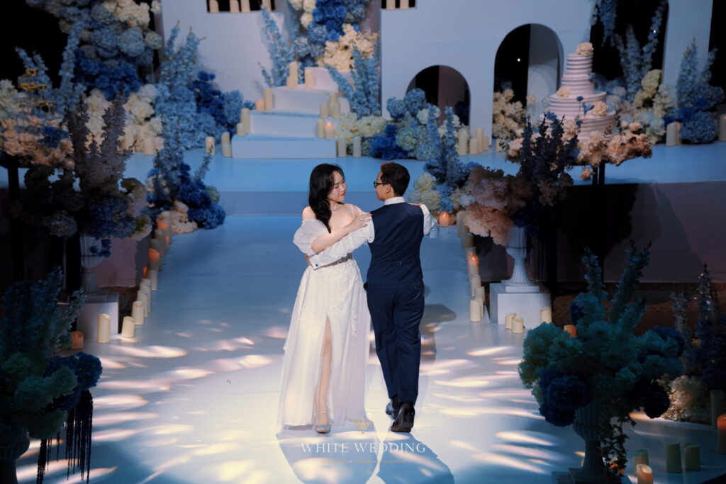 trang tri tiec cuoi love you at santorini white wedding 32