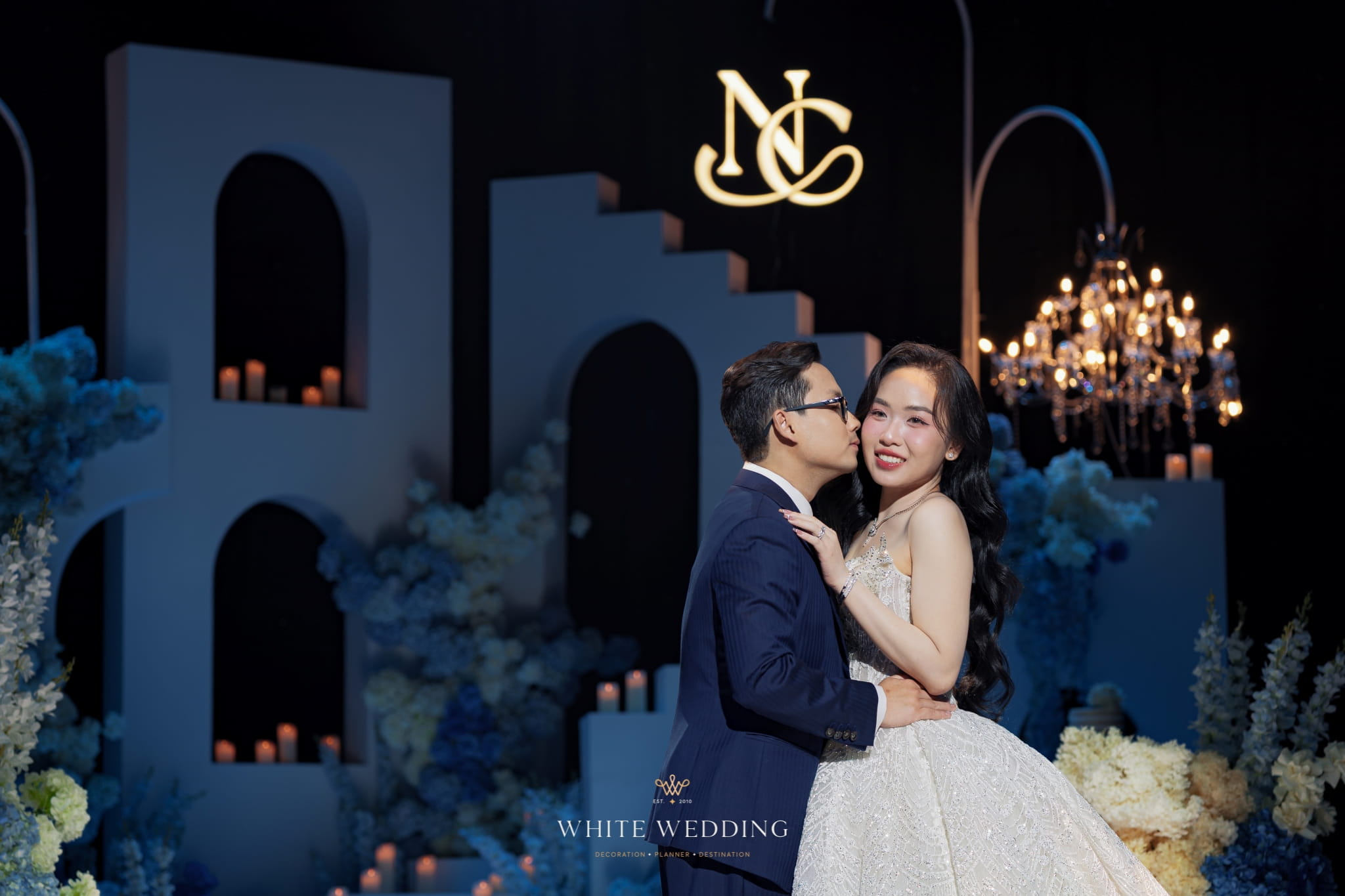 trang tri tiec cuoi love you at santorini white wedding