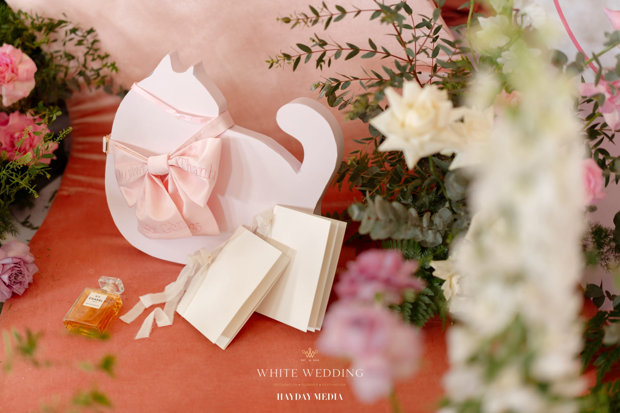 trang tri tiec cuoi no va meo white wedding 10