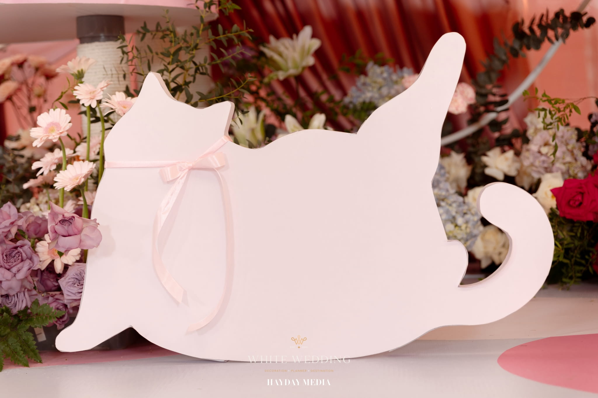 trang tri tiec cuoi no va meo white wedding 11
