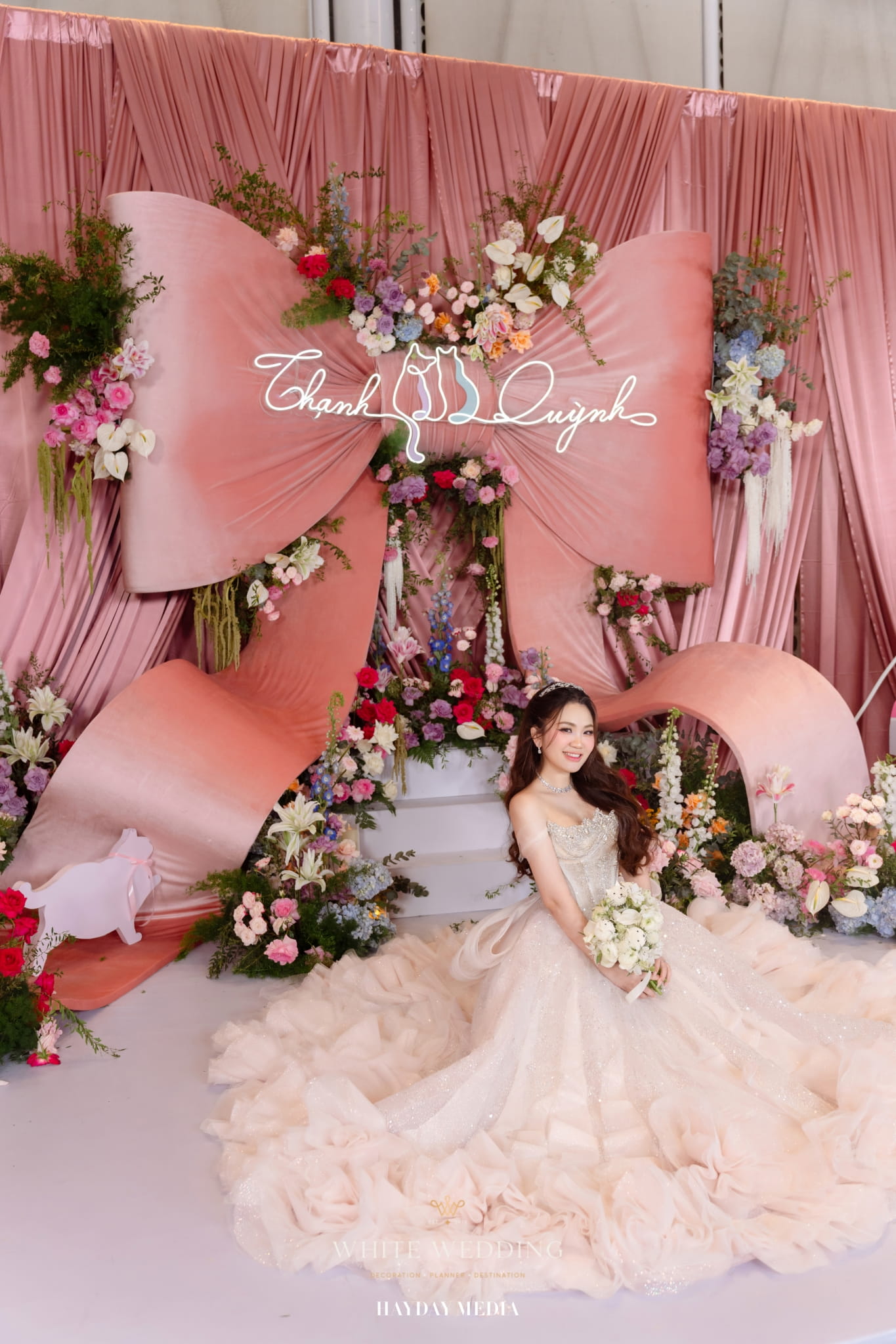trang tri tiec cuoi no va meo white wedding 13 1
