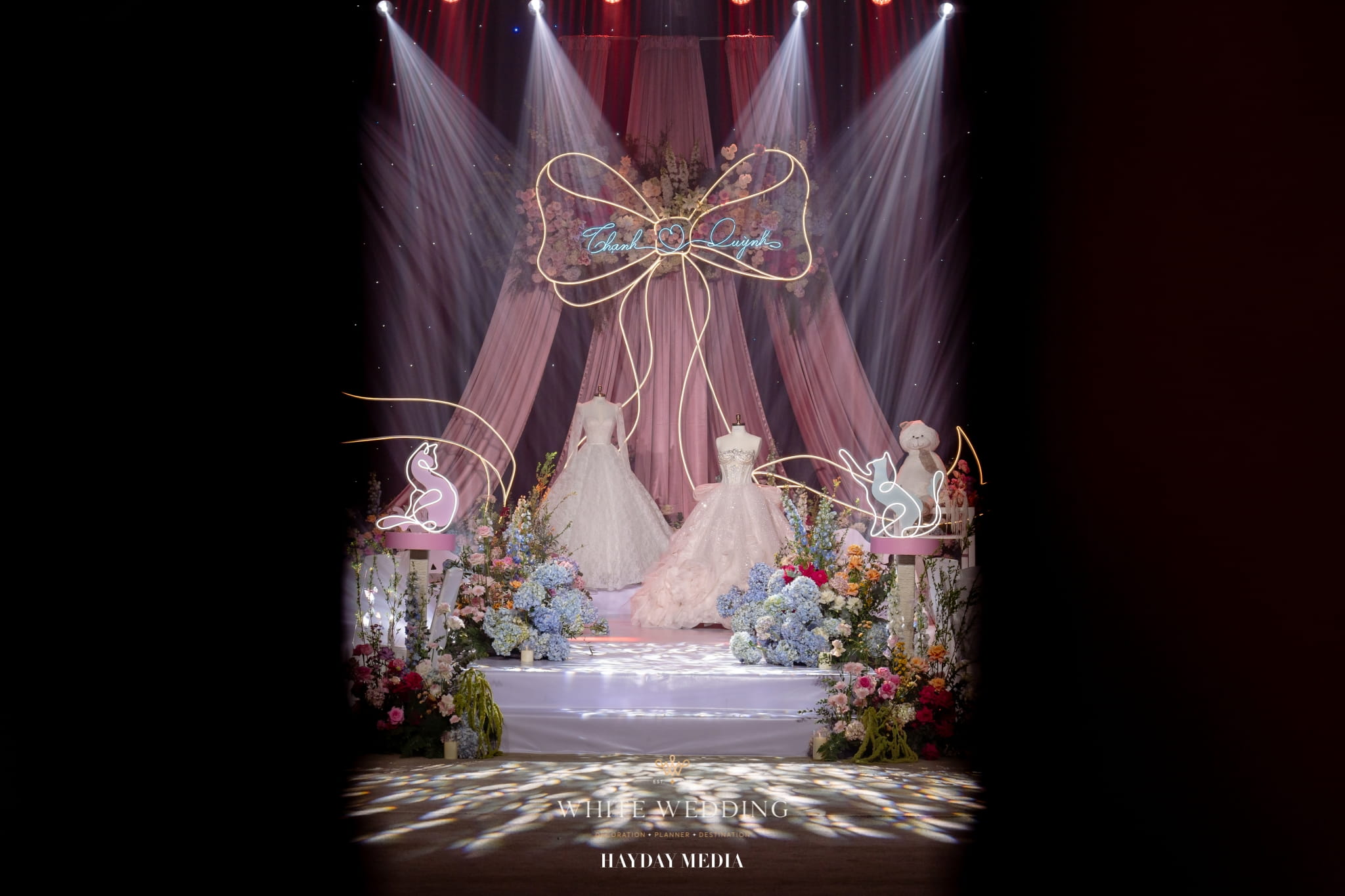 trang tri tiec cuoi no va meo white wedding 18