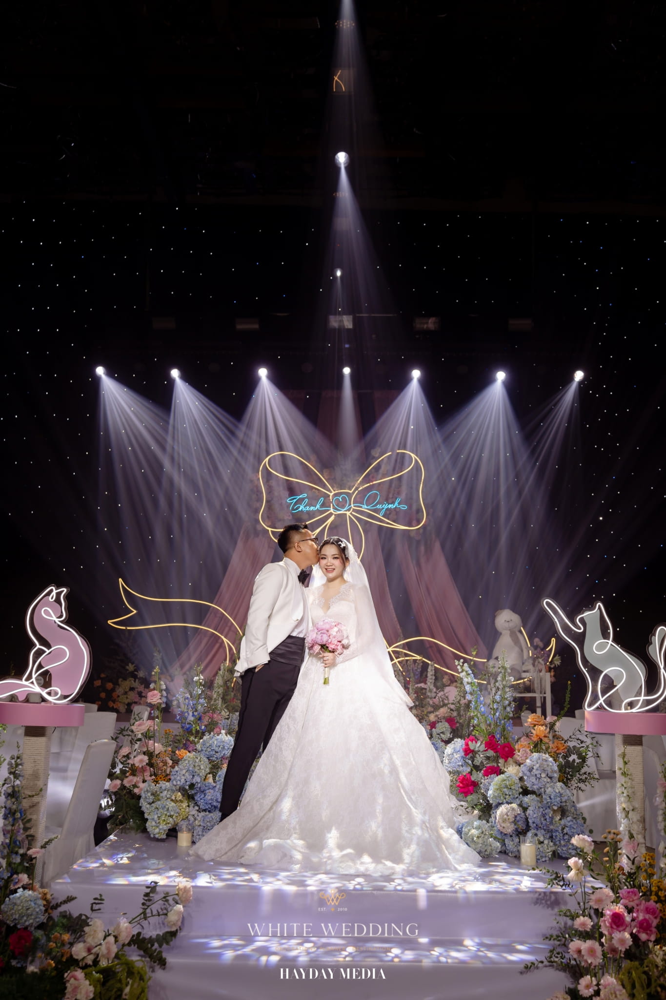 trang tri tiec cuoi no va meo white wedding 3 1