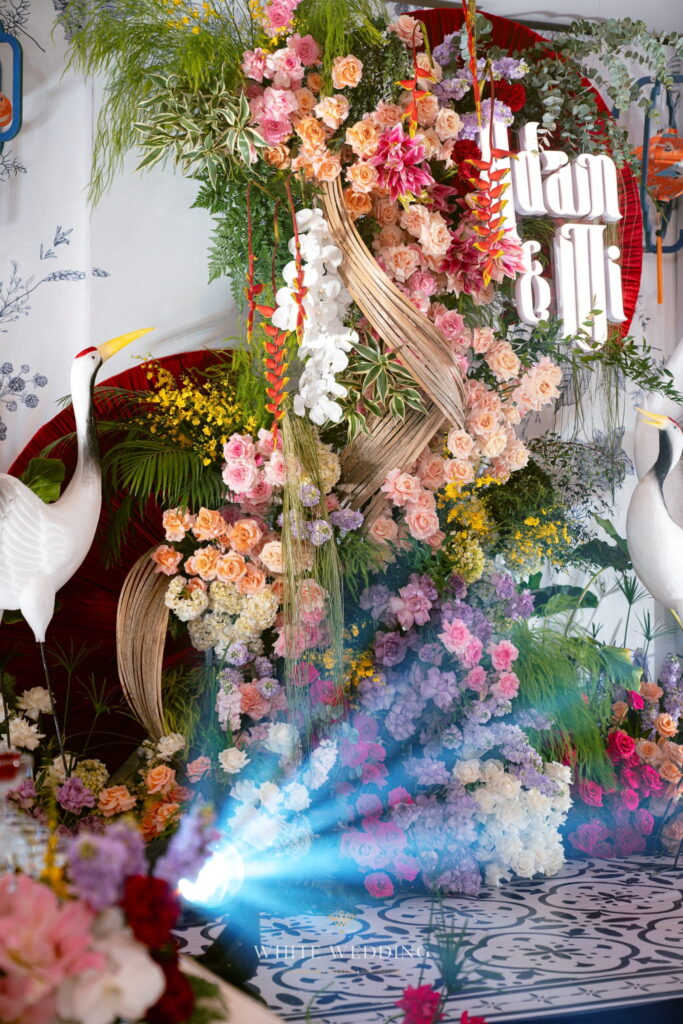Trang trí lễ gia tiên Indochine: Hoa, vải lụa, đồng hồ cổ 7 trang tri tiec cuoi timeline indochine white wedding 70