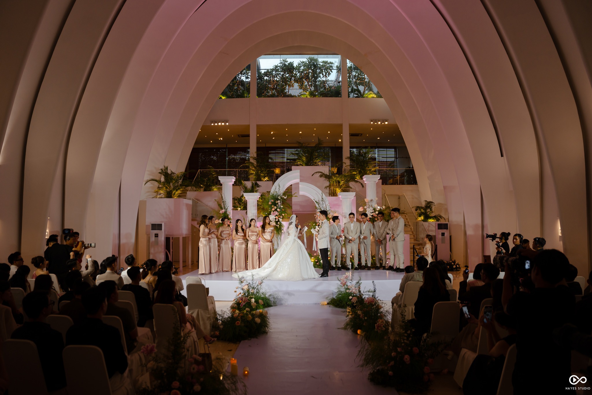 Bí Quyết Trang Trí Tiệc Cưới Tại Các Nhà Hàng Tầm Trung TPHCM: White Palace, Capella & Metropole 1 trang tri tiec cuoi tam trung