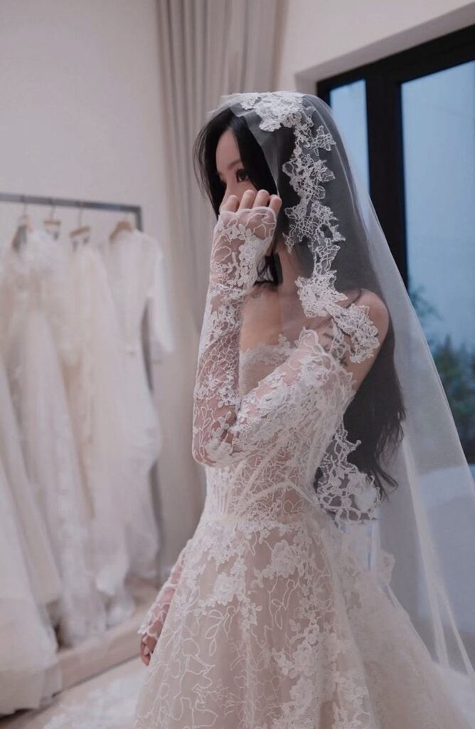 Xu hướng váy cưới 2025–2026: 5 phong cách cô dâu đang chọn nhiều nhất 10 Statement Sleeves Cape xu huong vay cuoi6