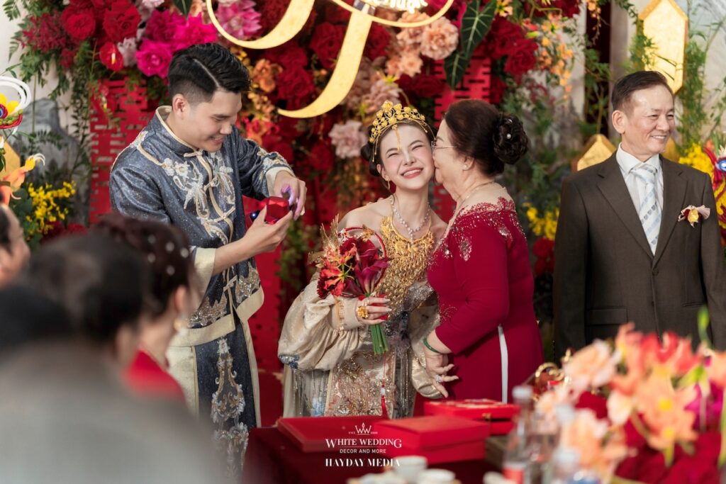 Áo dài, trang sức, makeup cho mẹ cô dâu: Bảng giá & gợi ý 2026 6 me co dau