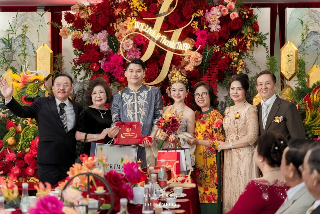 Áo dài, trang sức, makeup cho mẹ cô dâu: Bảng giá & gợi ý 2026 8 me co dau