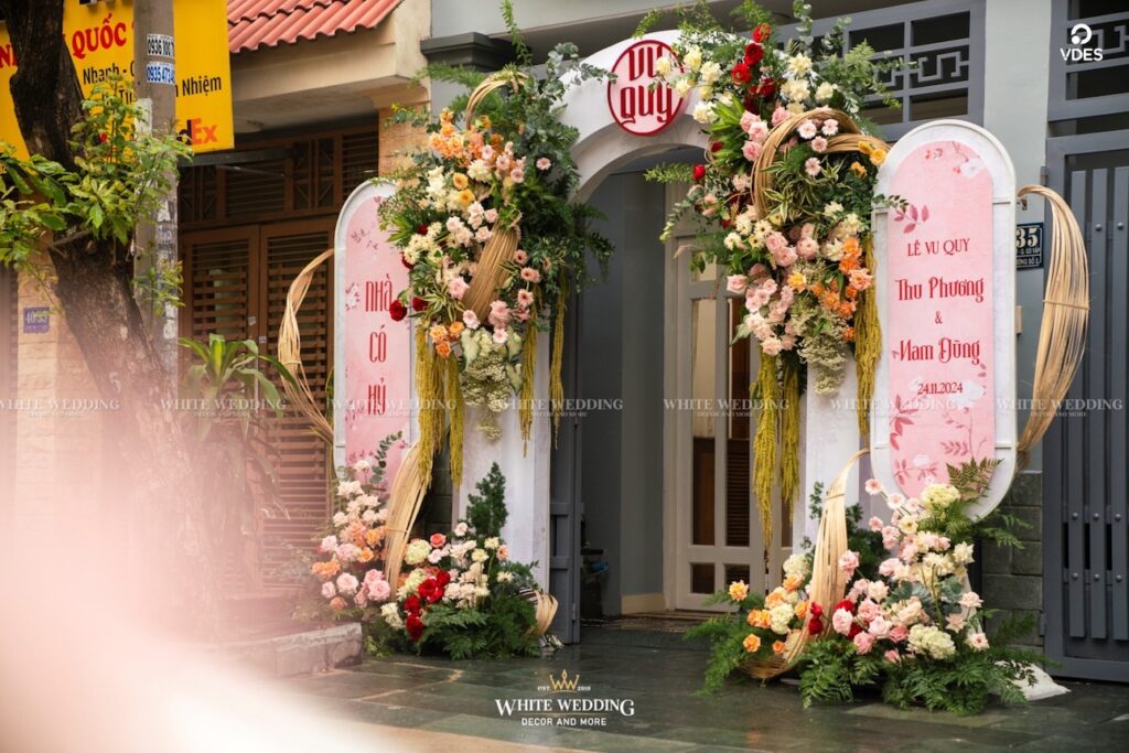 Trang Trí Lễ Gia Tiên Đẹp 2026: Xu Hướng, Phong Cách & Mức Giá Tham Khảo 2 cong hoa cuoi 9