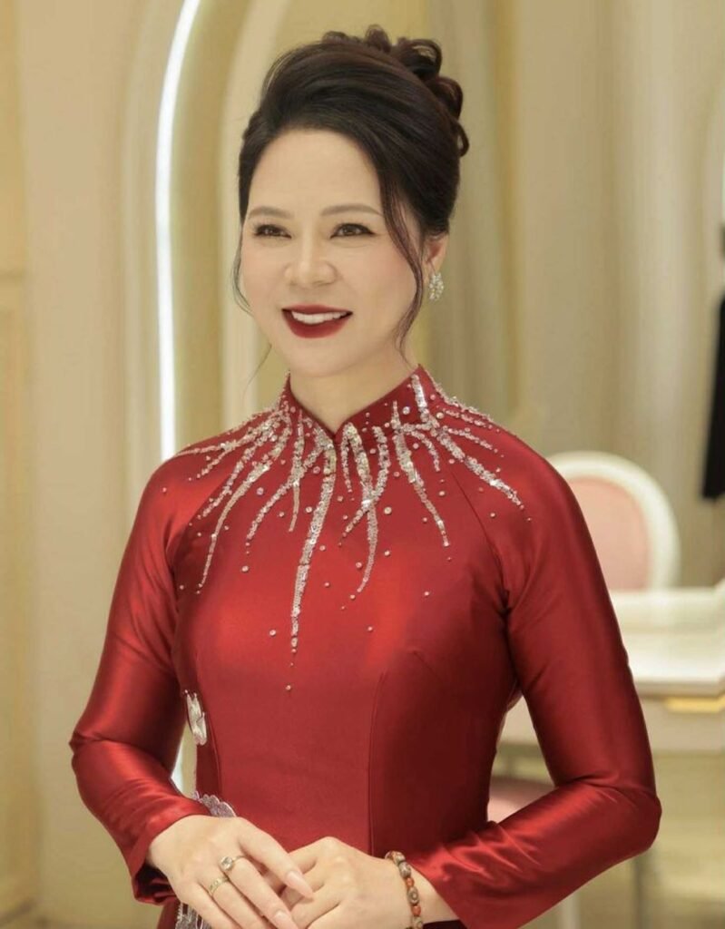 Áo Dài, Trang Sức, Makeup Cho Mẹ Cô Dâu: Gợi Ý Cách Phối Đẹp 10 makeup me co dau4
