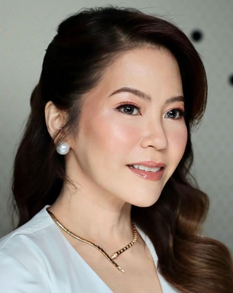 Áo Dài, Trang Sức, Makeup Cho Mẹ Cô Dâu: Gợi Ý Cách Phối Đẹp 9 makeup me co dau5