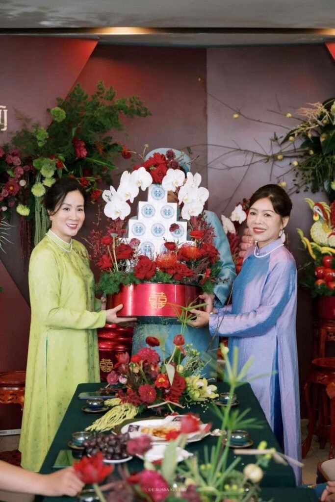 Áo Dài, Trang Sức, Makeup Cho Mẹ Cô Dâu: Gợi Ý Cách Phối Đẹp 13 me co dau 5 1