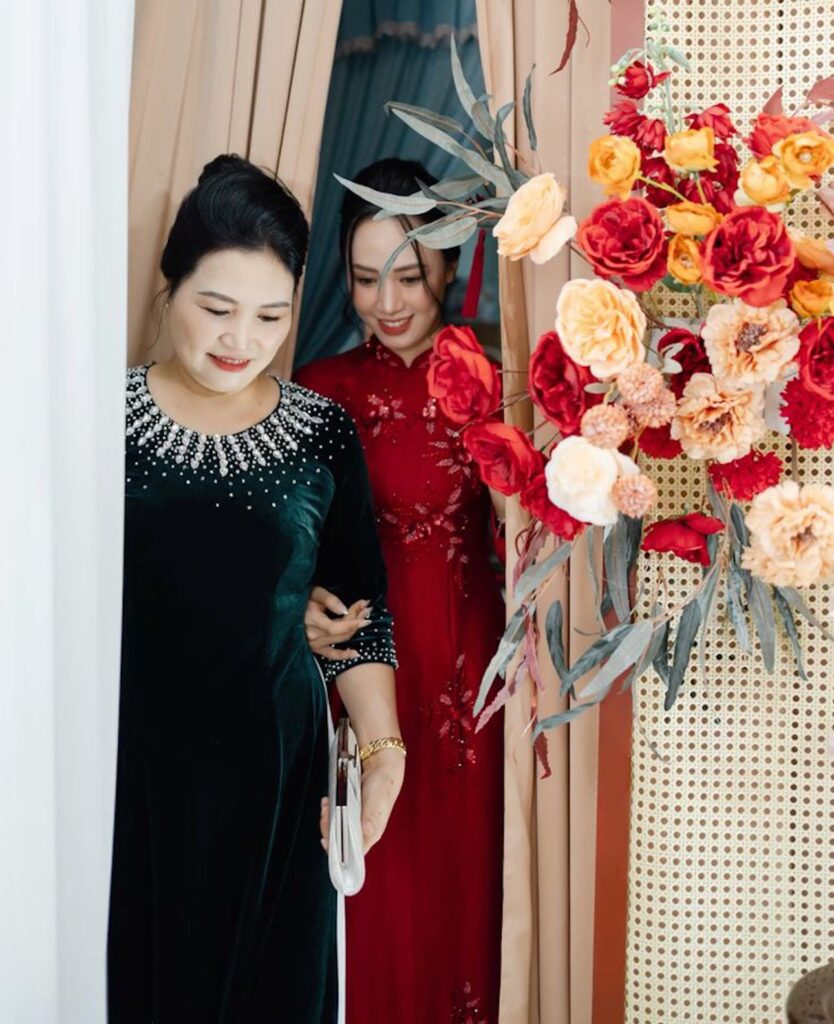 Áo dài mẹ cô dâu 2026: chọn sao cho đẹp và hợp concept trang trí 3 me co dau 6 1
