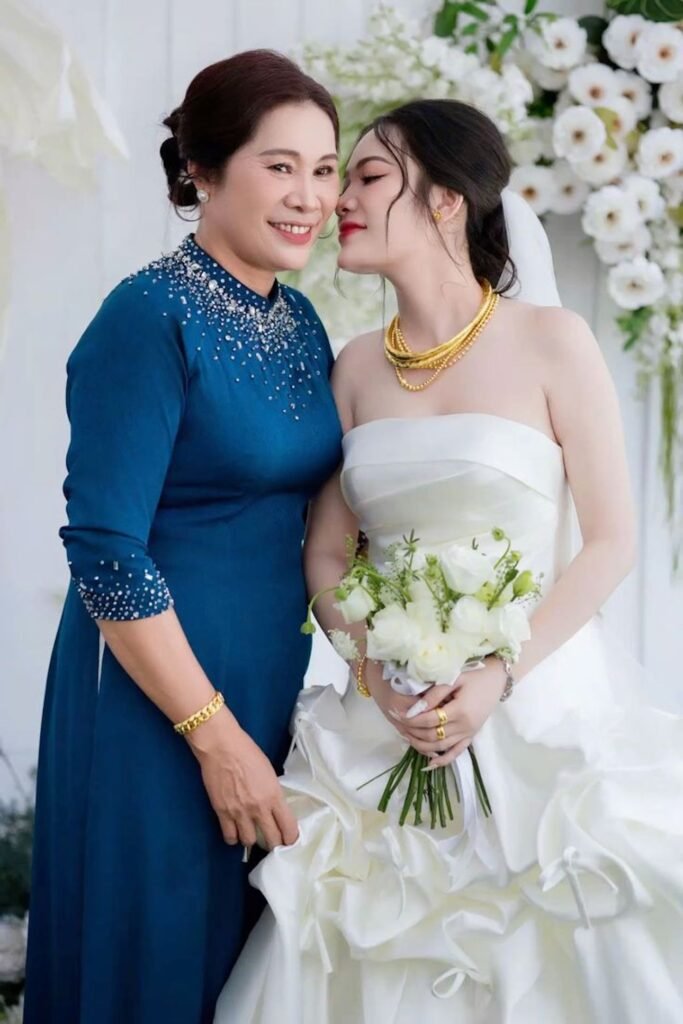Áo Dài, Trang Sức, Makeup Cho Mẹ Cô Dâu: Gợi Ý Cách Phối Đẹp 6 me co dau 6