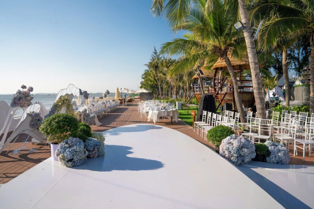 Tiệc Cưới Ngoài Trời TP.HCM: Địa Điểm, Chi Phí & Lưu Ý Thực Tế 4 palace long hai resort4