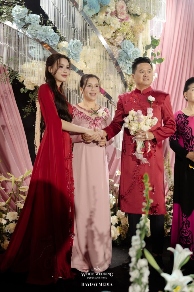 Áo dài, trang sức, makeup cho mẹ cô dâu: Bảng giá & gợi ý 2026 3 to chuc dam cuoi viet nam tu xa 5